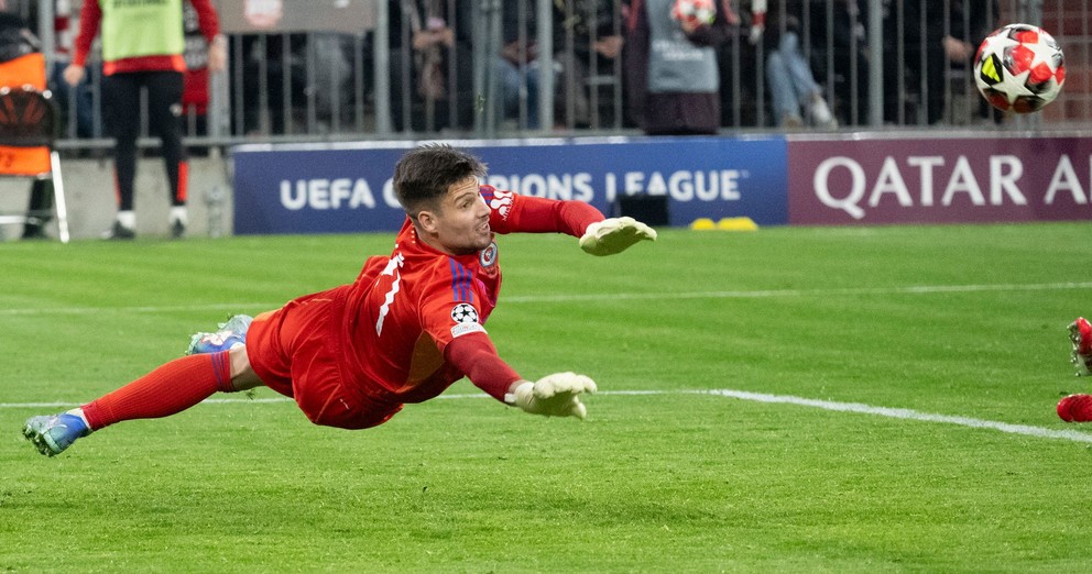 Na snímke brankár Dominik Takáč (Slovan).