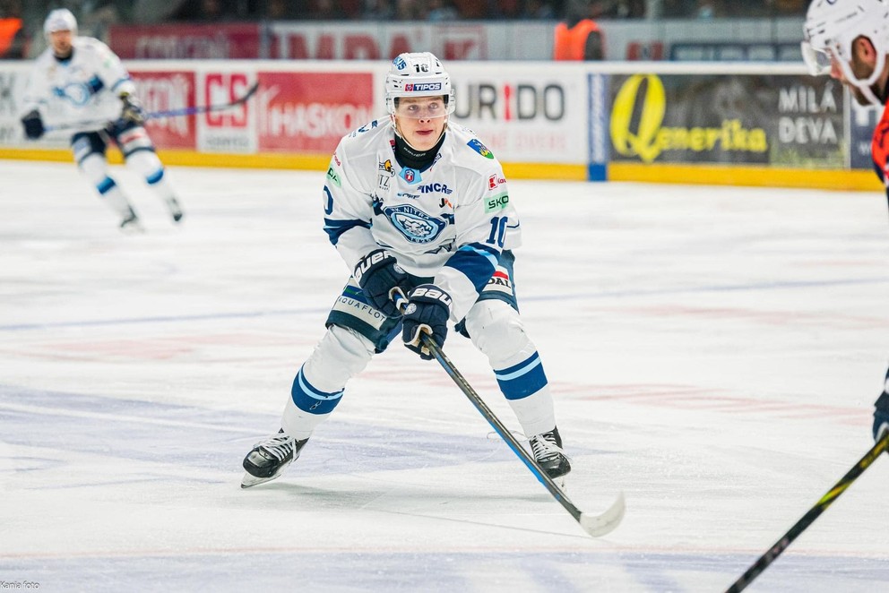 Tomáš Pobežal v drese HK Nitra.