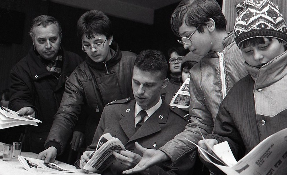 Brankár Dominik Hašek rozdáva autogramy na vyhlásení ankety Športovec roka v Československu za rok 1989 v Topoľčanoch.