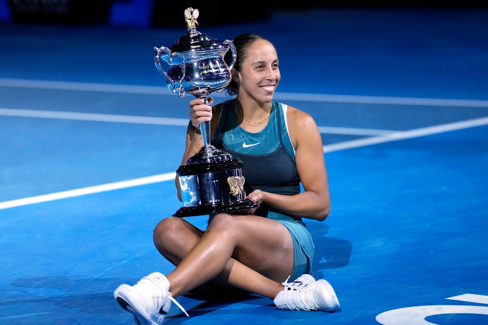 Madison Keysová s trofejou pre víťazku Australian Open 2025.