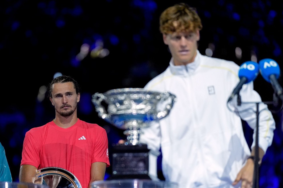 Alexander Zverev (vzadu) po prehranom finále Australian Open 2025 s Jannikom Sinnerom.