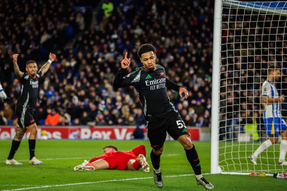 Hráč Arsenalu Ethan Nwaneri (vpredu) oslavuje po tom, ako strelil úvodný gól proti Brightonu vo futbalovom zápase anglickej ligy Premier League.