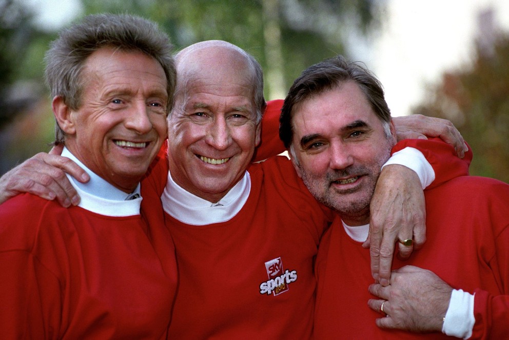Legendárni futbalisti Manchestru United, zľava Denis Law, Bobby Charlton a George Best.