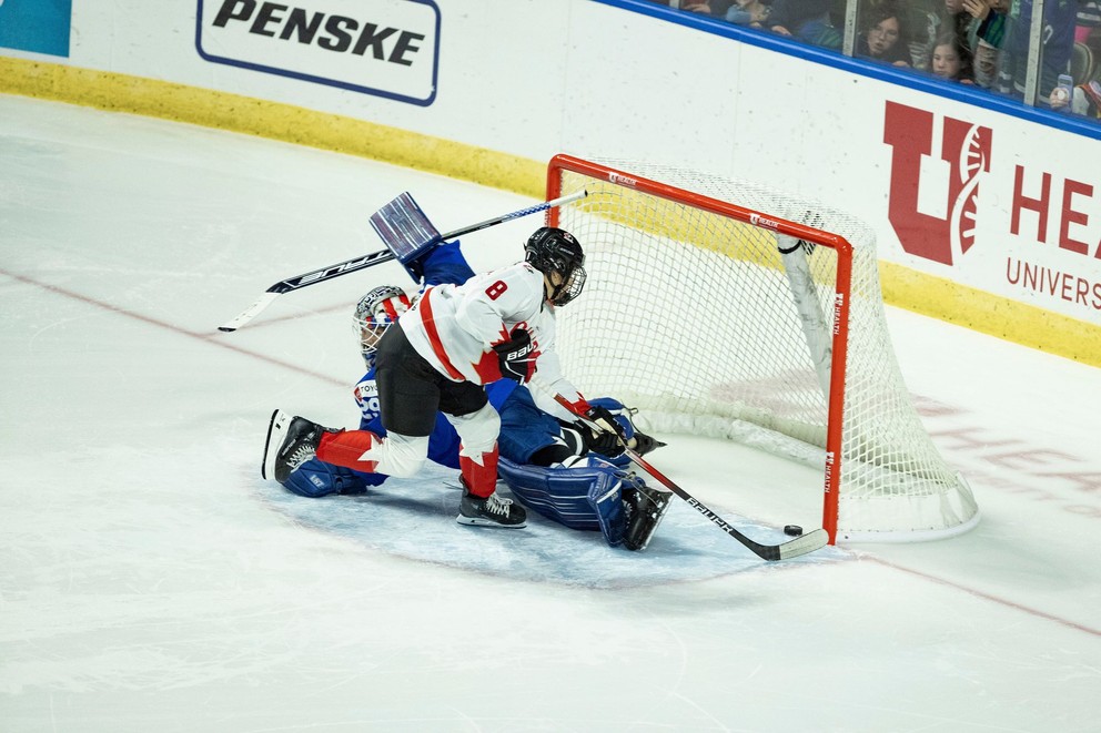 Chloe Primeranová strieľa gól v zápase USA - Kanada v rámci Rivalry Series v novembri 2024.