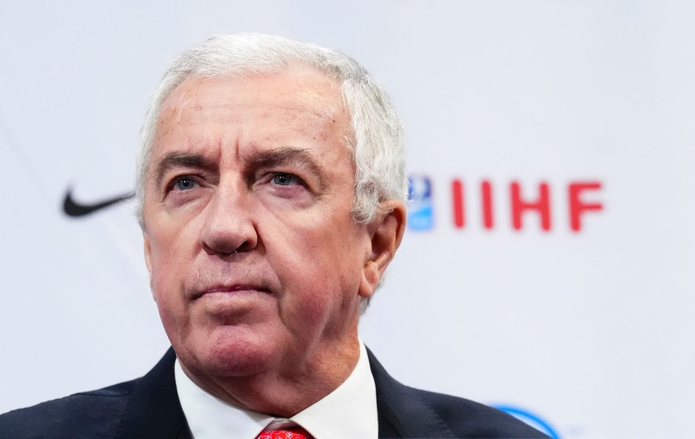 Prezident IIHF Luc Tardif počas tlačovej konferencie na MS v hokeji do 20 rokov 2025 