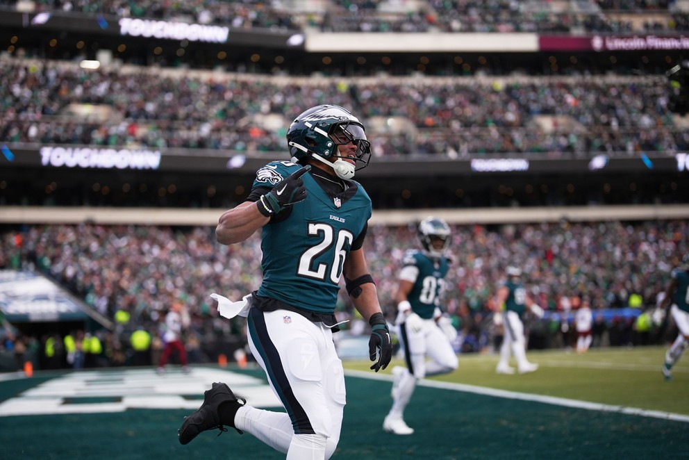 Running back tímu Philadelphia Eagles Saquon Barkley skóruje touchdown. 