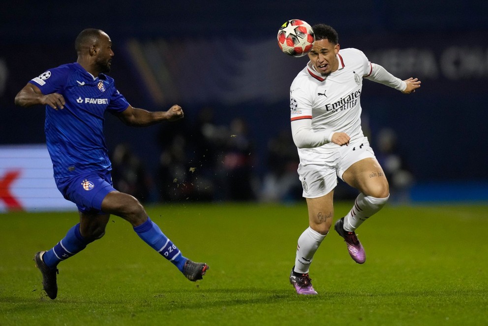 Noah Okafor (vpravo) v zápase Dinamo Záhreb - AC Miláno v 8. kole ligovej fázy Ligy majstrov.