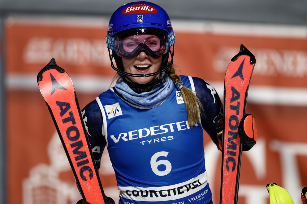 Americká lyžiarka Mikaela Shiffrinová v cieli slalomu v Courcheveli 2025.