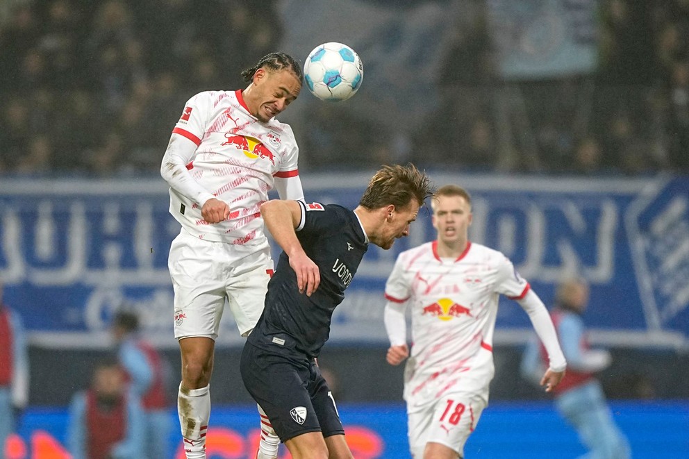 Xavi Simons (vľavo) v zápase Bundesligy VfL Bochum - RB Lipsko.