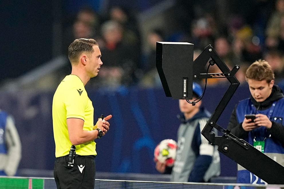 Rozhodca Sandro Schares si prezerá opakovaný záber prostredníctvom systému VAR.
