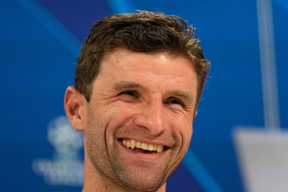 Futbalista Bayernu Mníchov Thomas Müller sa usmieva na tlačovej konferencii pred duelom so Slovanom.