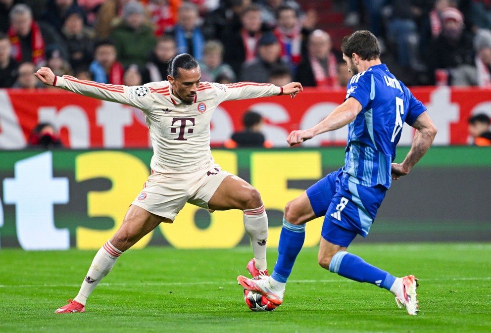 Leroy Sané v súboji s Kevinom Wimmerom počas zápasu Bayern Mníchov - Slovan Bratislava.