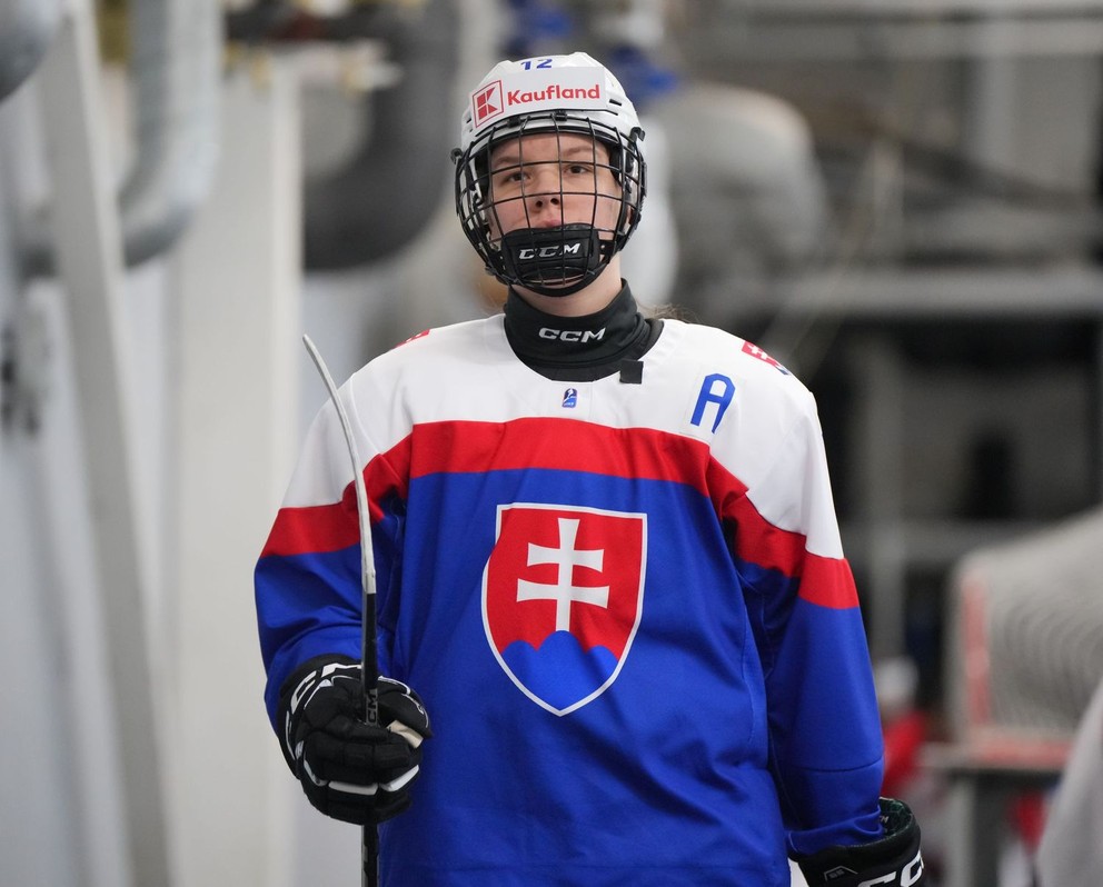 Nela Lopušanová počas MS v hokeji do 18 rokov 2025.