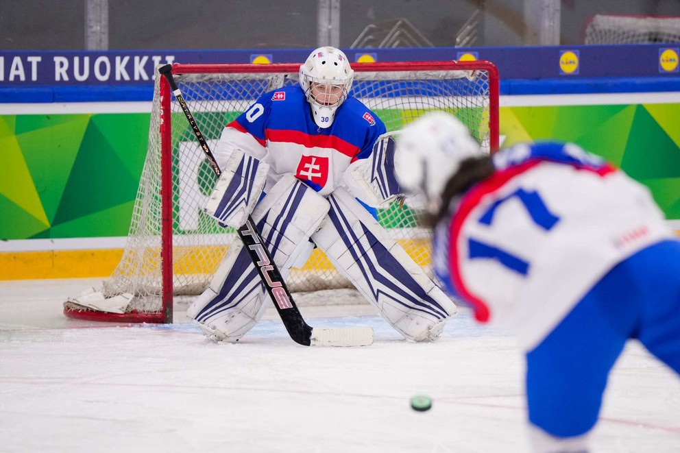 Slovenská brankára Mariana Sumegová počas šampionátu do 18 rokov vo Fínsku.