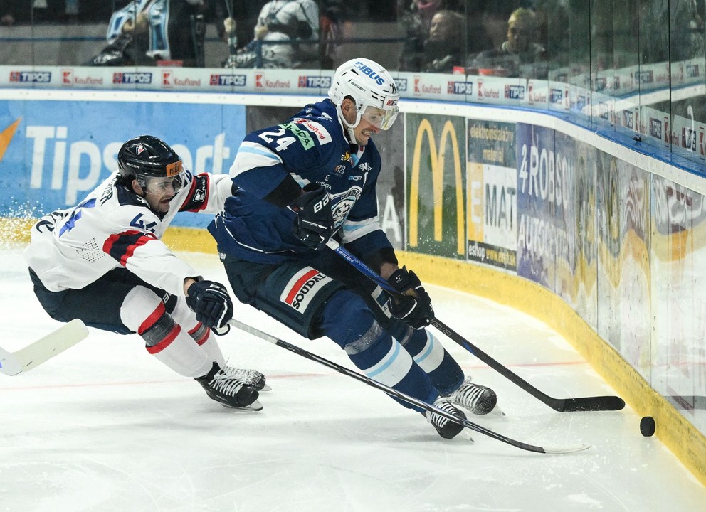 Mitchell Hoelscher (Slovan) a Branislav Mezei (Nitra) v zápase 32. kola hokejovej Tipos extraligy 28. decembra 2024 v Nitre. 