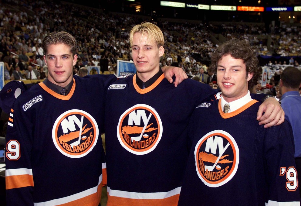 Tri voľby New York Islanders v drafte NHL v roku 1999 v Bostone. Zľava Taylor Pyatt, Branislav Mezei a Tim Connolly.