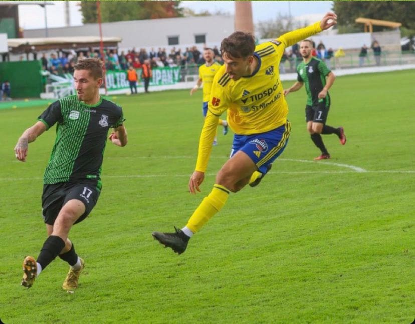 Michal Kraľovič (vpravo) v drese ŠK Odeva Lipany.