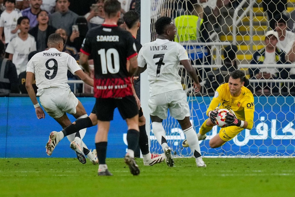 Brankár Dominik Greif a Kylian Mbappé v zápase Real Madrid - RCD Mallorca v semifinále španielskeho Superpohára.