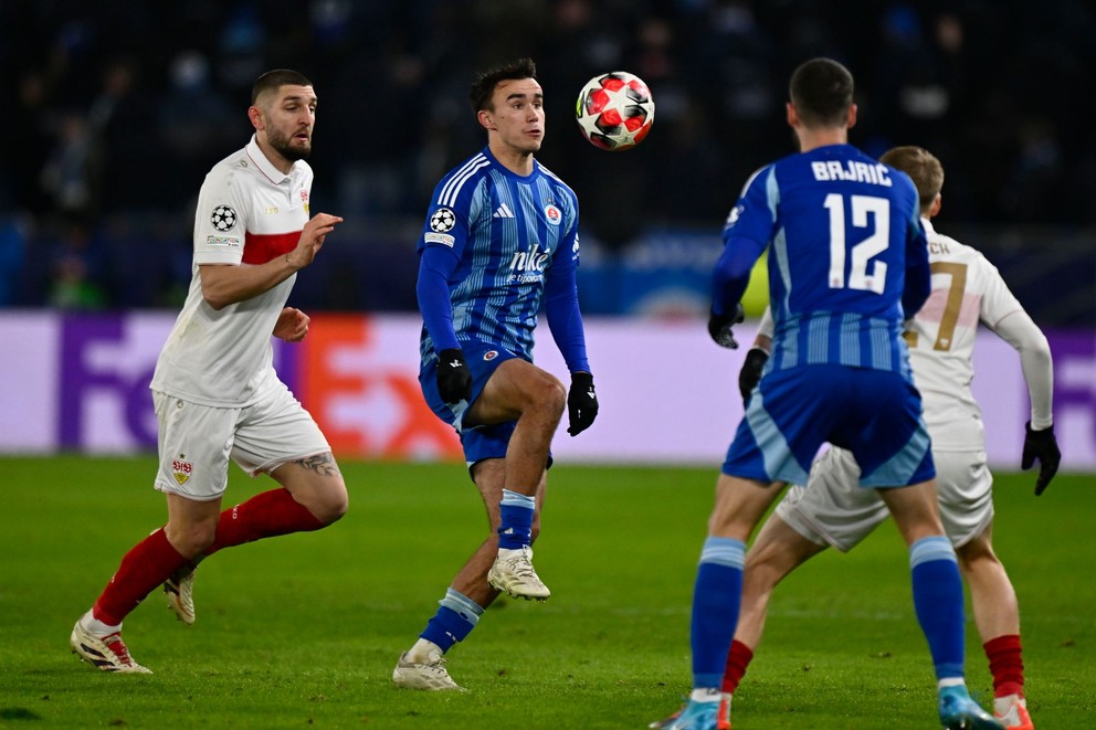 David Strelec (v strede) v zápase ŠK Slovan Bratislava - VfB Stuttgart v 7. kole ligovej fázy Ligy majstrov.