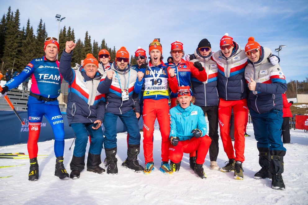 Radosť slovenského tímu na ME juniorov po bronze Artura Ischakova.