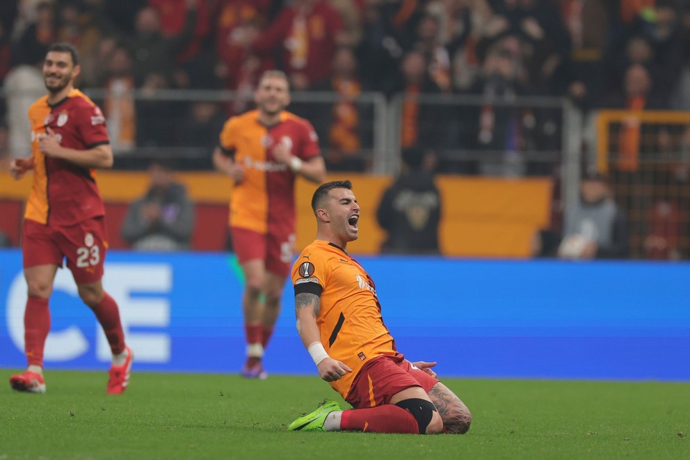 Hráč tureckého Galatasarayu Abdulkerim Bardakci oslavuje gól proti Dynamu Kyjev.