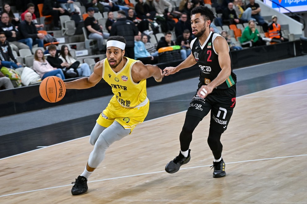 Isaiah Cousins (Bratislava, vľavo).