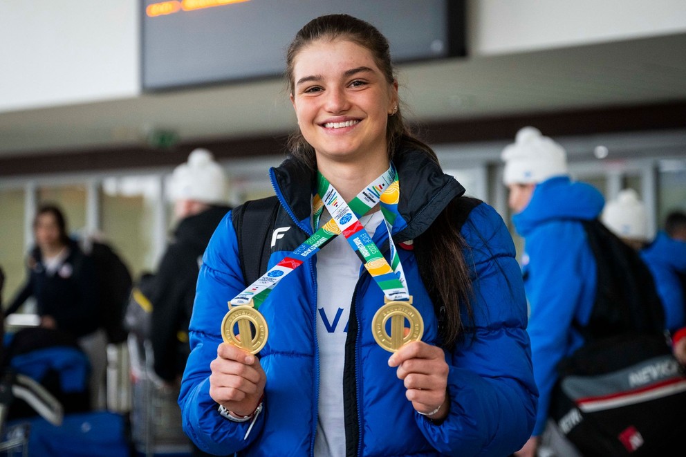 Biatlonistka Michaela Straková pózuje s medailami zo zimného EYOF-u 2025.