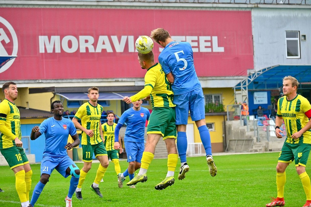 V 13. kole prehrali Veľké Ludince v Bratislave s exdruholigovou Račou 2:3, no ešte v 55. minúte viedli 2:0. 