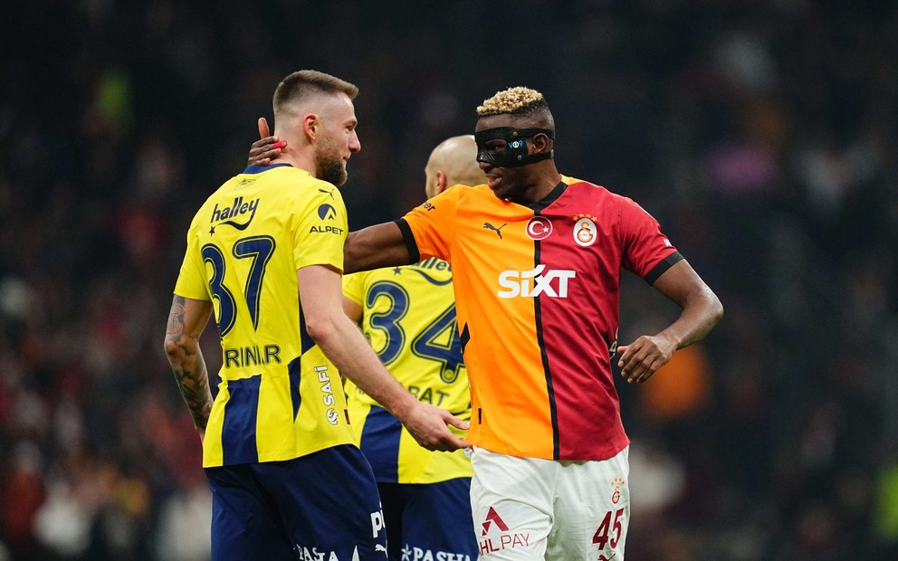Milan Škriniar a Victor Osimhen počas zápasu Galatasaray - Fenerbahce. 