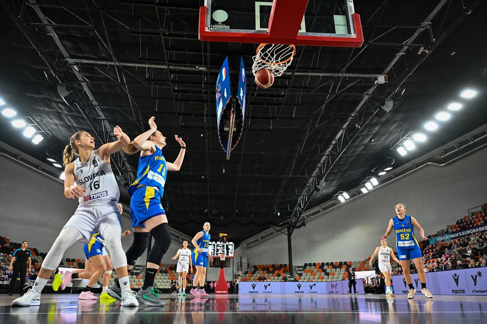 Alica Moravčíková (Slovensko), Alexandra Ghitová (Rumunsko) počas kvalifikačného zápasu F-skupiny na FIBA EuroBasket žien 2025.