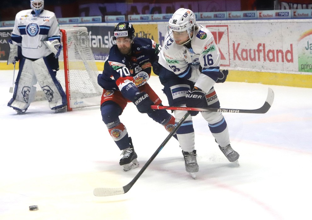 Marek Hecl (vľavo) v súboji s Markom Stachom počas zápasu HKM Zvolen - HK Nitra.