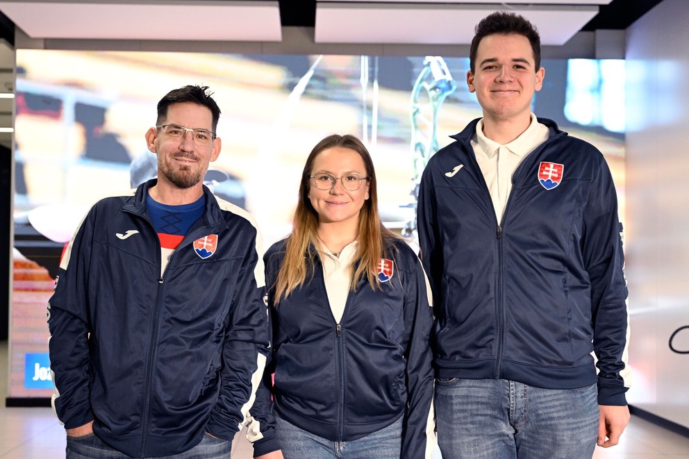 Slovenskí reprezentanti v lukostreľbe, zľava Jozef Bošanský, Denisa Baránková a Daniel Medveczky.