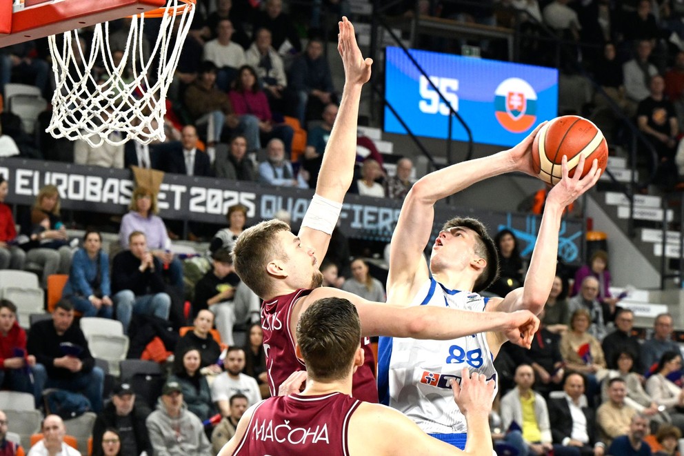 Na snímke sprava Timotej Malovec (Slovensko), Rodijs Mačoha a Krišs Helmanis (obaja Lotyšsko) počas zápasu C-skupiny kvalifikácie ME 2025 v basketbale Slovensko – Lotyšsko.