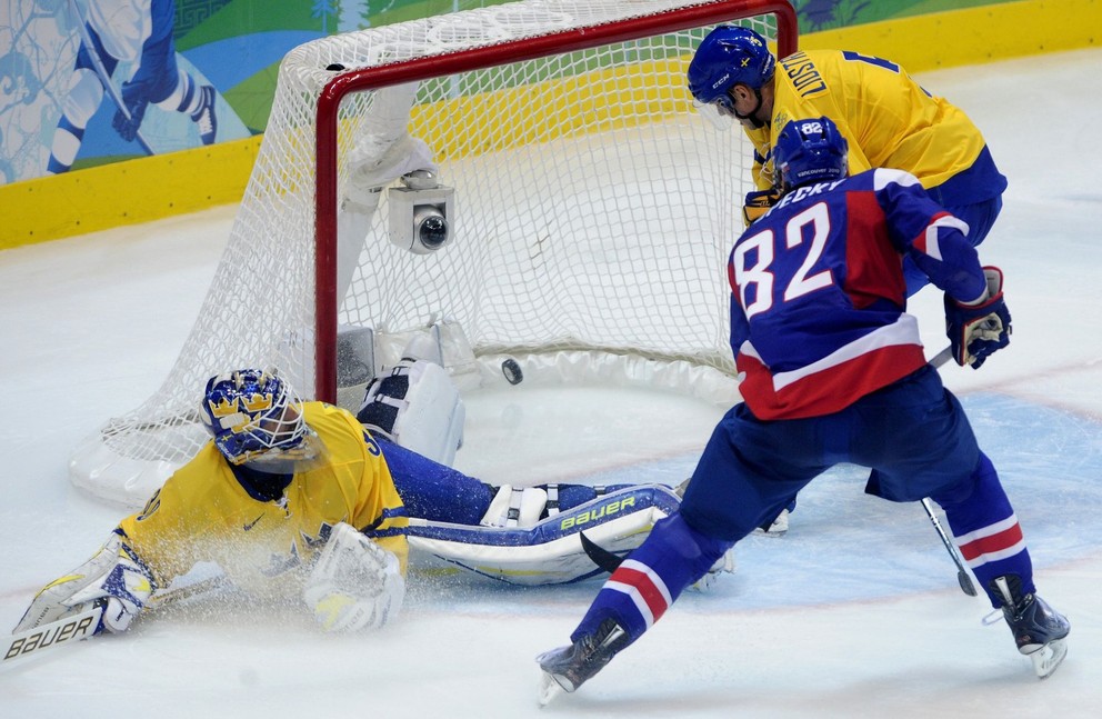 Tomáš Kopecký strieľa gól na 4:2 vo štvrťfinále Slovensko - Švédsko na ZOH 2010 vo Vancouveri. 