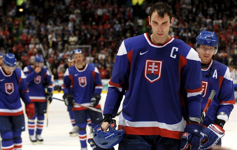Zdeno Chára a Marián Hossa (vpravo) odchádzajú z ľadu po prehre v zápase o bronz Slovensko - Fínsko (3:5) na ZOH 2010 vo Vancouvri.