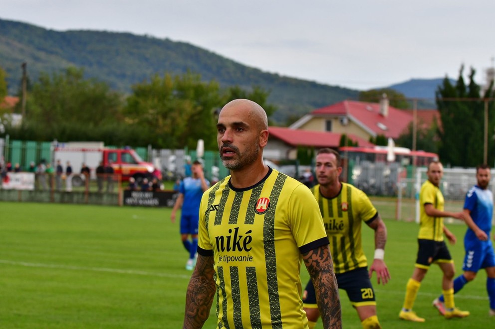 Na ihrisku vedúcej Lehoty p/Vt. remizoval Inter 1:1. V popredí 37-ročný Juraj Piroška, s č. 20 šesťgólová letná posila z FK Rača Pavol Bellás.