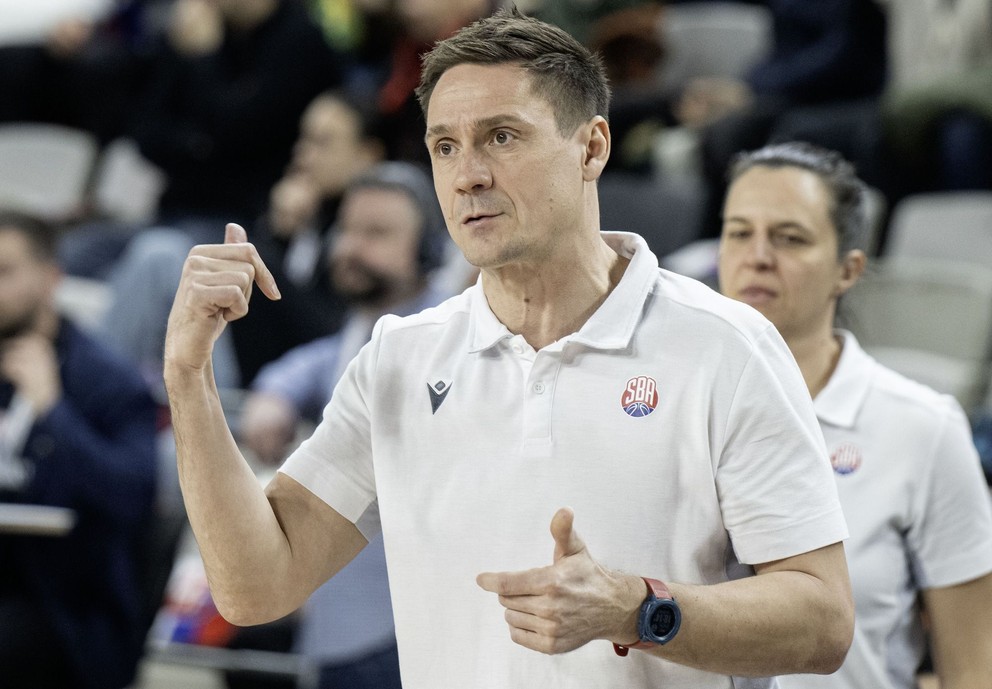 Tréner slovenských basketbalistiek Martin Pospíšil reaguje počas zápasu F-skupiny kvalifikácie ME 2025 Slovensko - Island.