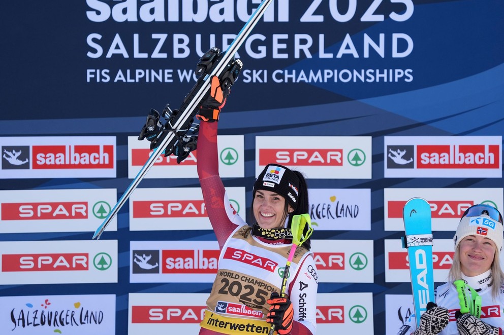 Stephanie Venierová sa teší po víťazstve v super-G na MS v Saalachu 2025.