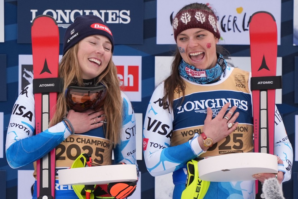 Mikaela Shiffrinová (vľavo) a Breezy Johnsonsonová oslavujú titul majsteriek sveta na MS 2025 v Saalbachu. 