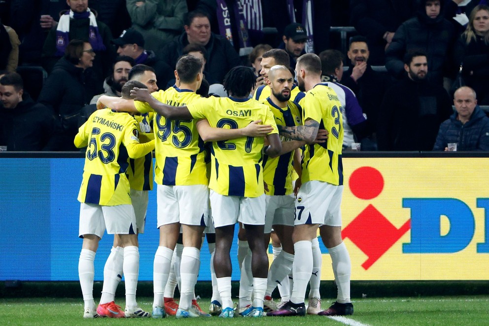 Hráči Fenerbahce oslavujú úvodný gól Youssefa En-Nesyriho počas odvetného zápasu play off o osemfinále Európskej ligy. Vpravo Slovák Milan Škriniar.