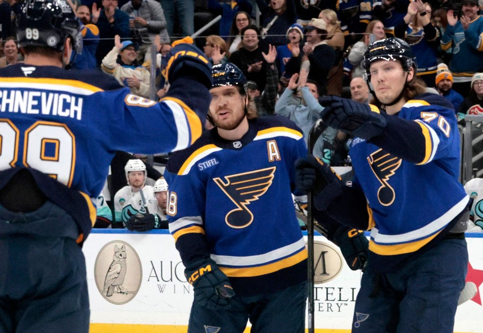 Oskar Sundqvist (70), Pavel Buchnevich (89) a Robert Thomas (18) oslavujú gól proti Seattlu.