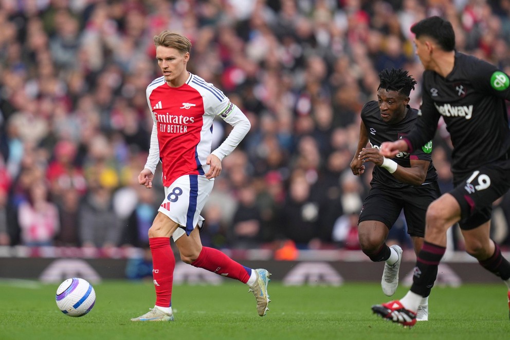 Martin Ödegaard v zápase s West Hamom United.