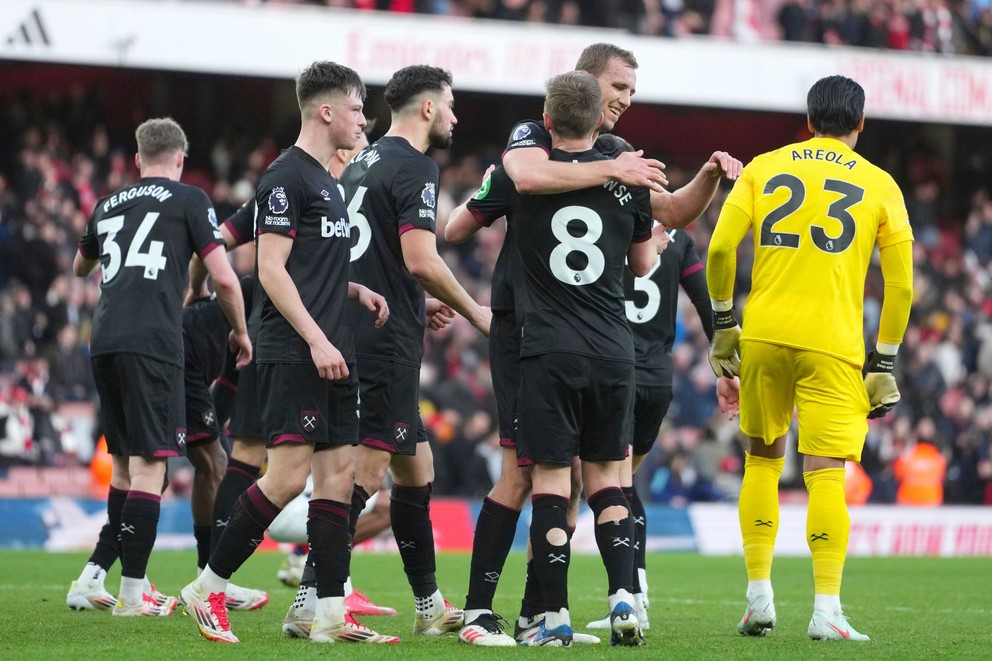 Futbalisti West Ham United oslavujú víťazstvo nad Arsenalom.