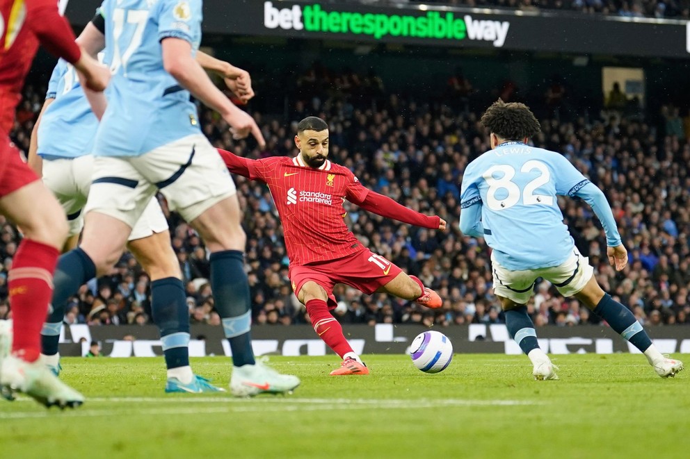 Egyptský kanonier Mohamed Salah skóruje v zápase proti Manchestru City. 