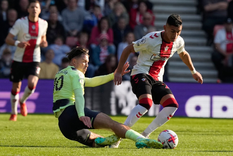 Carlos Alcaraz (vpravo) a Jack Grealish v zápase Premier League Southampton FC - Manchester City v apríli 2023.