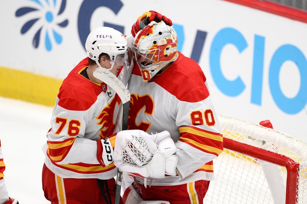 Martin Pospíšil (76) sa teší s brankárom Danom Vladařom po výhre nad Washingtonom.