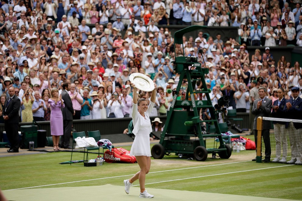 Simona Halepová s trofejou po víťazstve vo Wimbledone 2019.