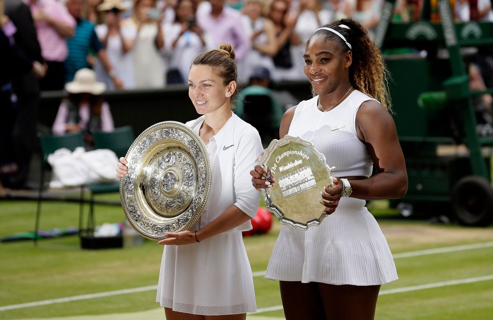 Víťazná Simona Halepová (vľavo) a Serena Williamsová po finále Wimbledonu 2019.