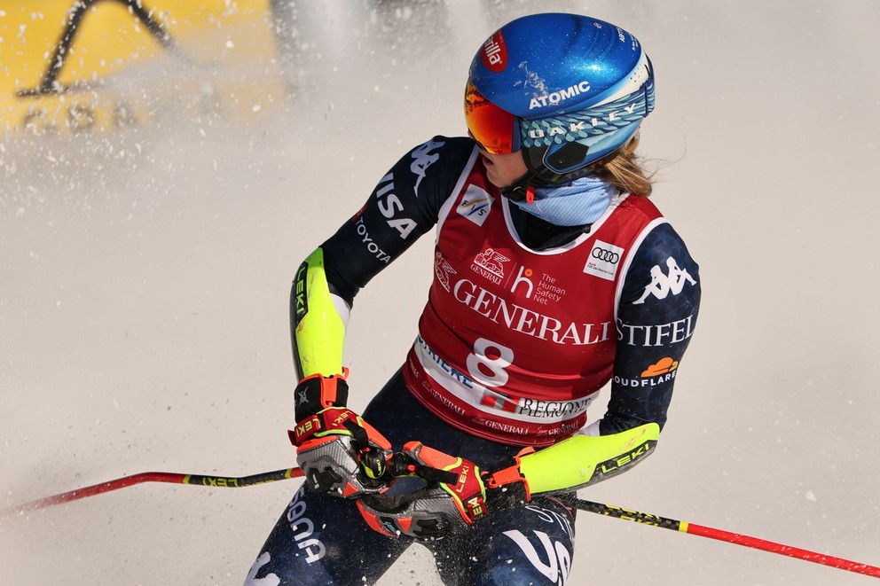 Mikaela Shiffrinová počas obrovského slalomu v Sestriere 2025. 