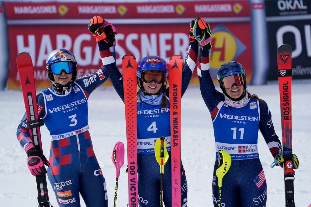 Zľava Zrinka Ljutičová, Mikaela Shiffrinová a Paula Moltzanová.